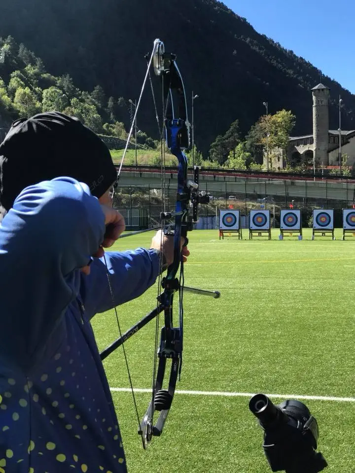 arquero tirando con arco recurvo