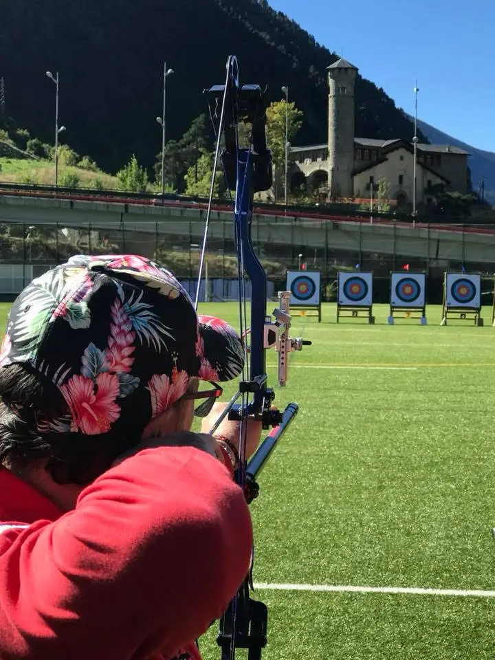 arquera tirando con arco olimpico