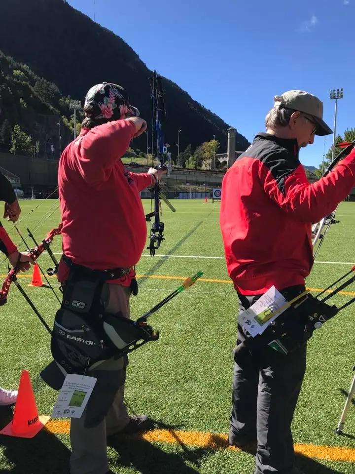 dos arqueros tirando con arco recurvo