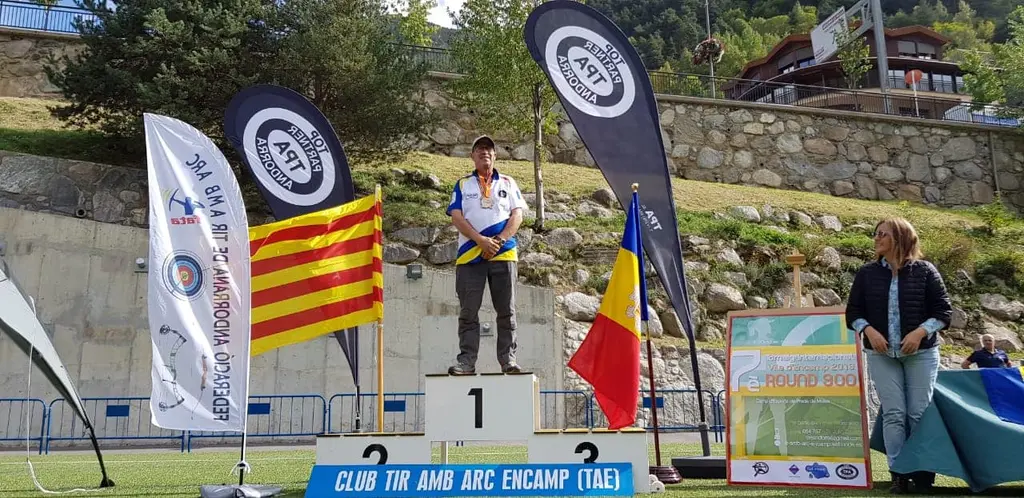 podio con un arquero en el primer puesto