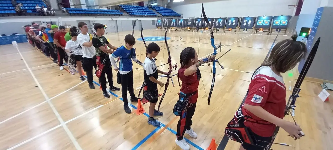 arqueros tirando en la linea de tiro con las dianas al fondo