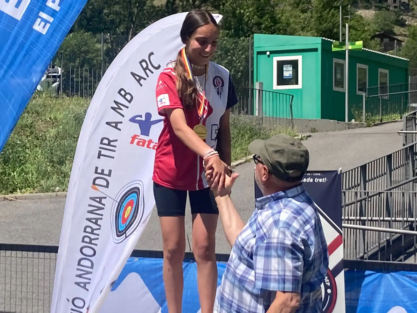 arquera joven recibiendo felicitaciones en la primera posicion