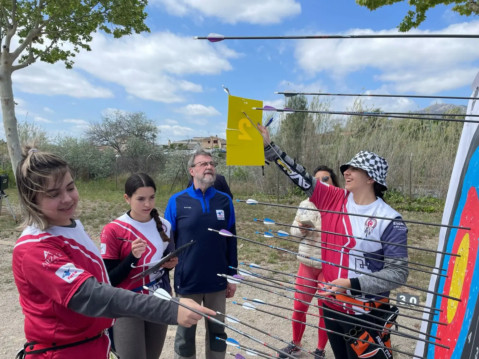 arqueros jovenes contabilizando puntos