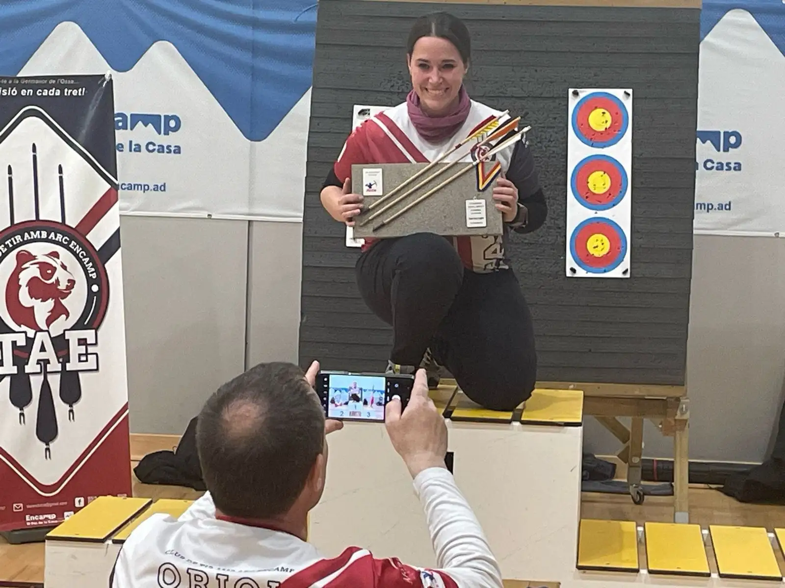 arquera recibiendo trofeo honorifico