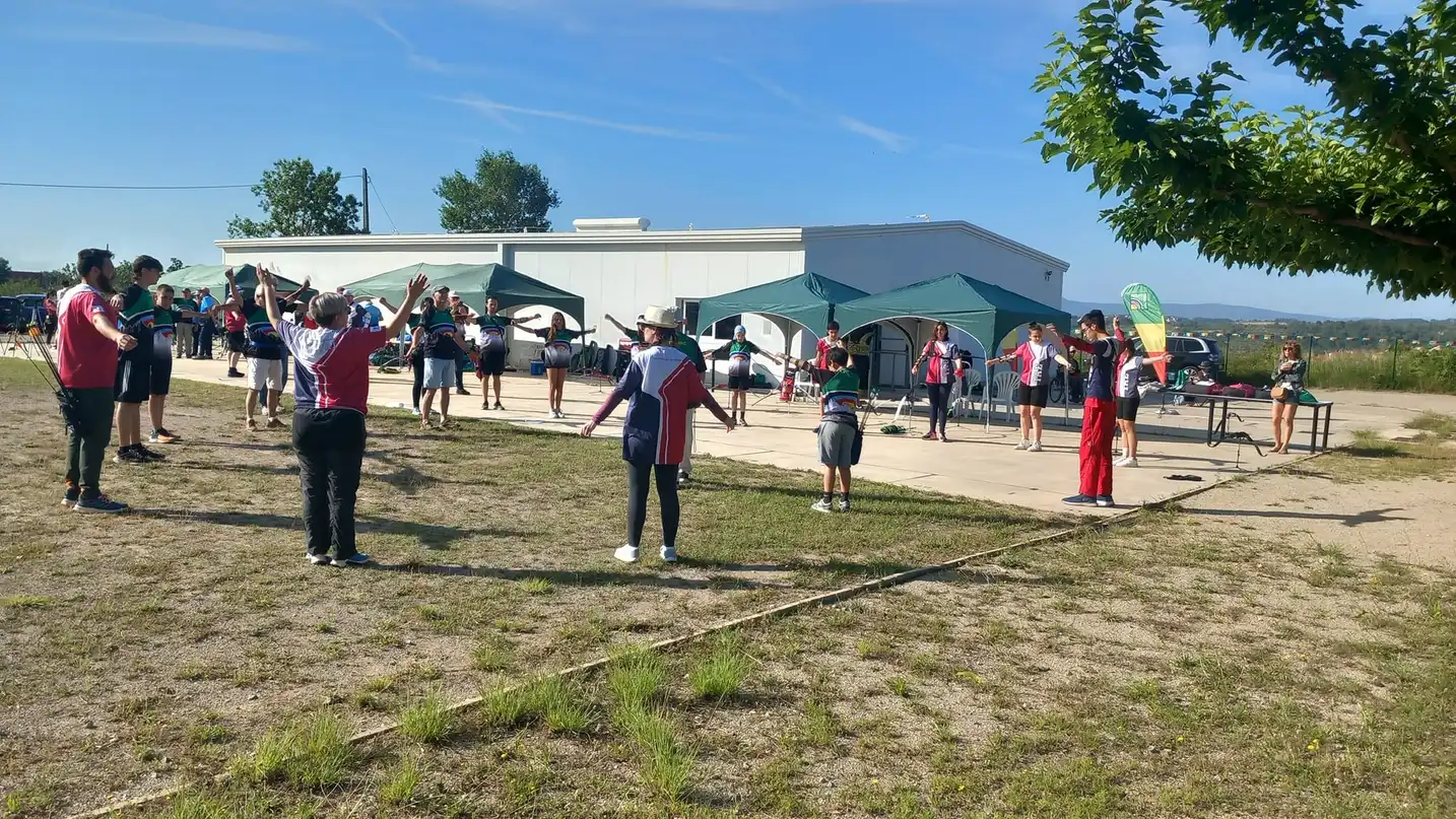 arqueros calentando antes de la tirada