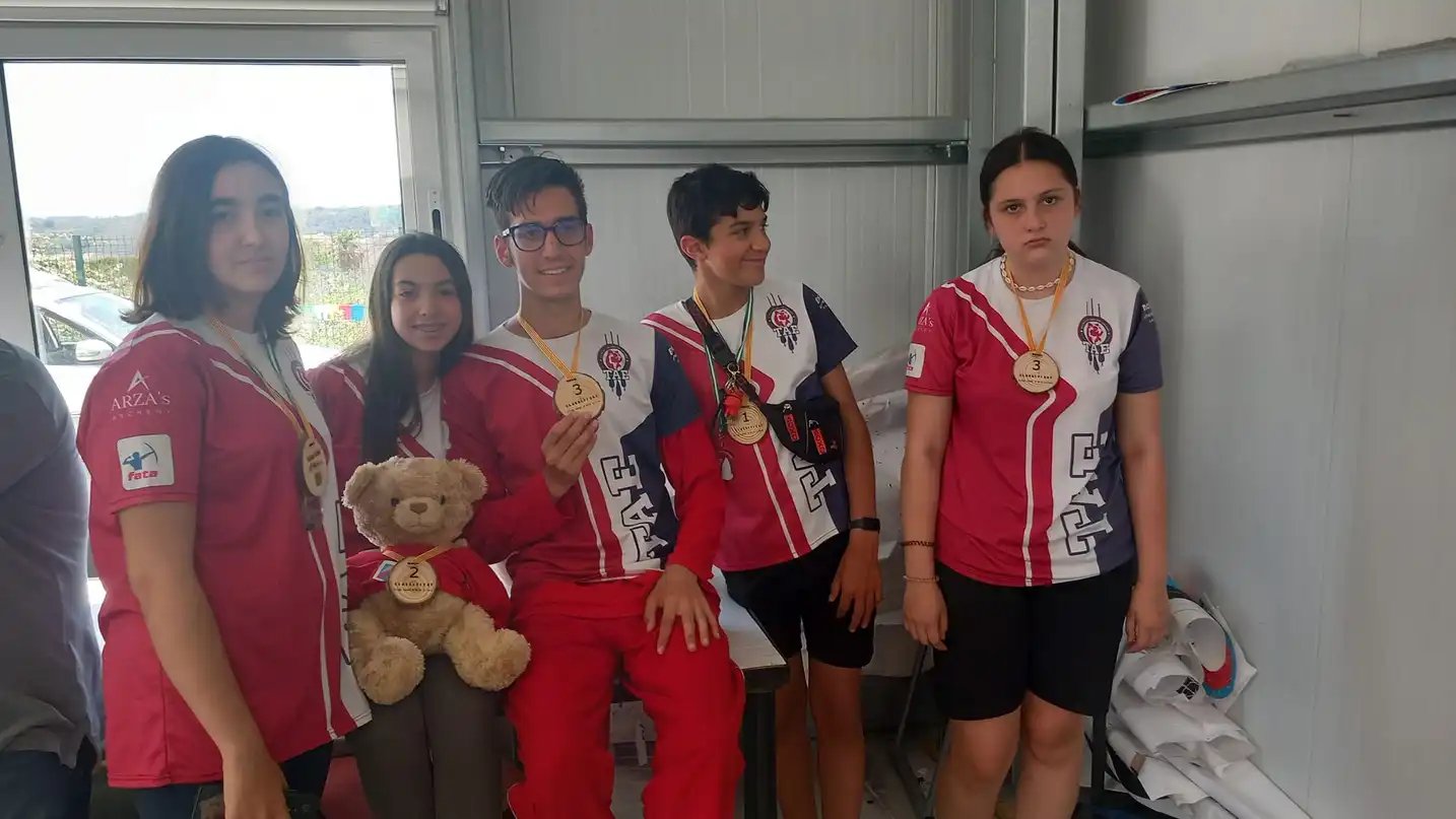 foto de grupo de arqueros jovenes del TAE mostrando sus medallas