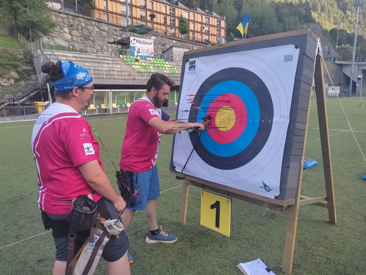 dos arqueros contando los puntos en la diana